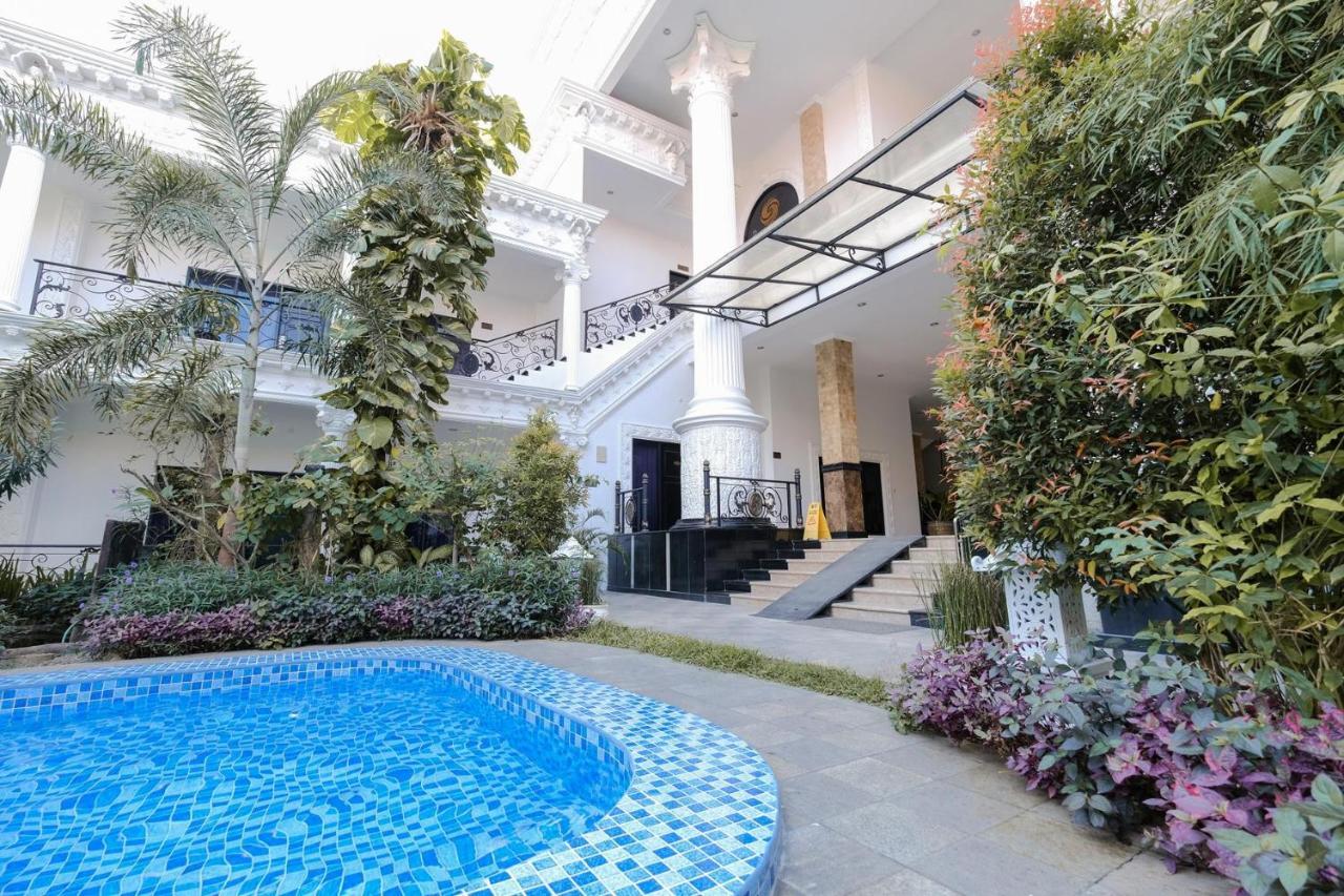The Grand Palace Hotel יוגיאקרטה מראה חיצוני תמונה
