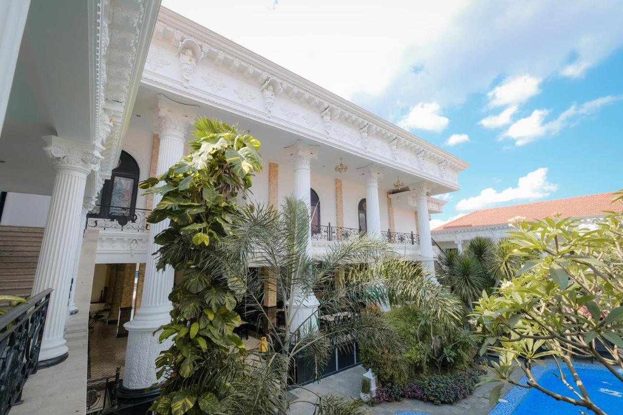 The Grand Palace Hotel יוגיאקרטה מראה חיצוני תמונה