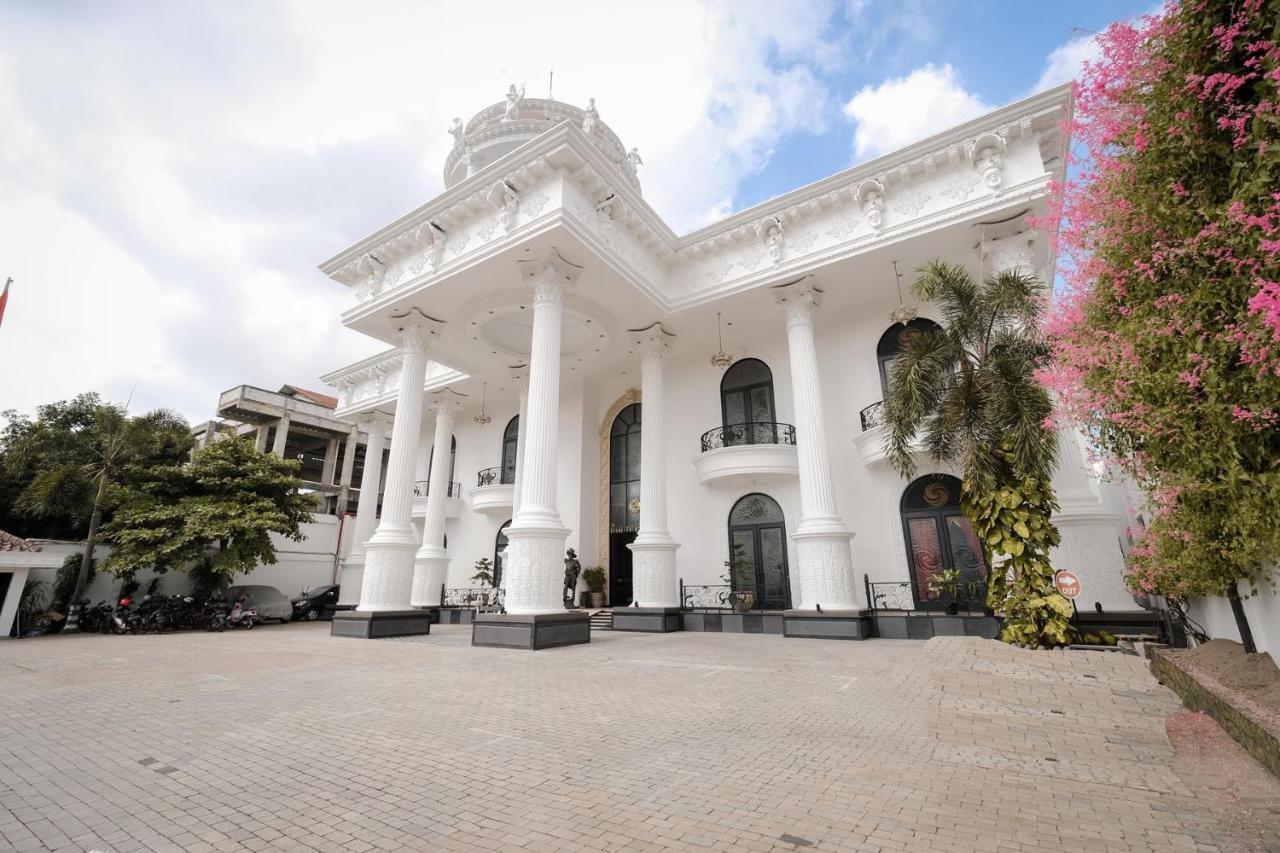The Grand Palace Hotel יוגיאקרטה מראה חיצוני תמונה