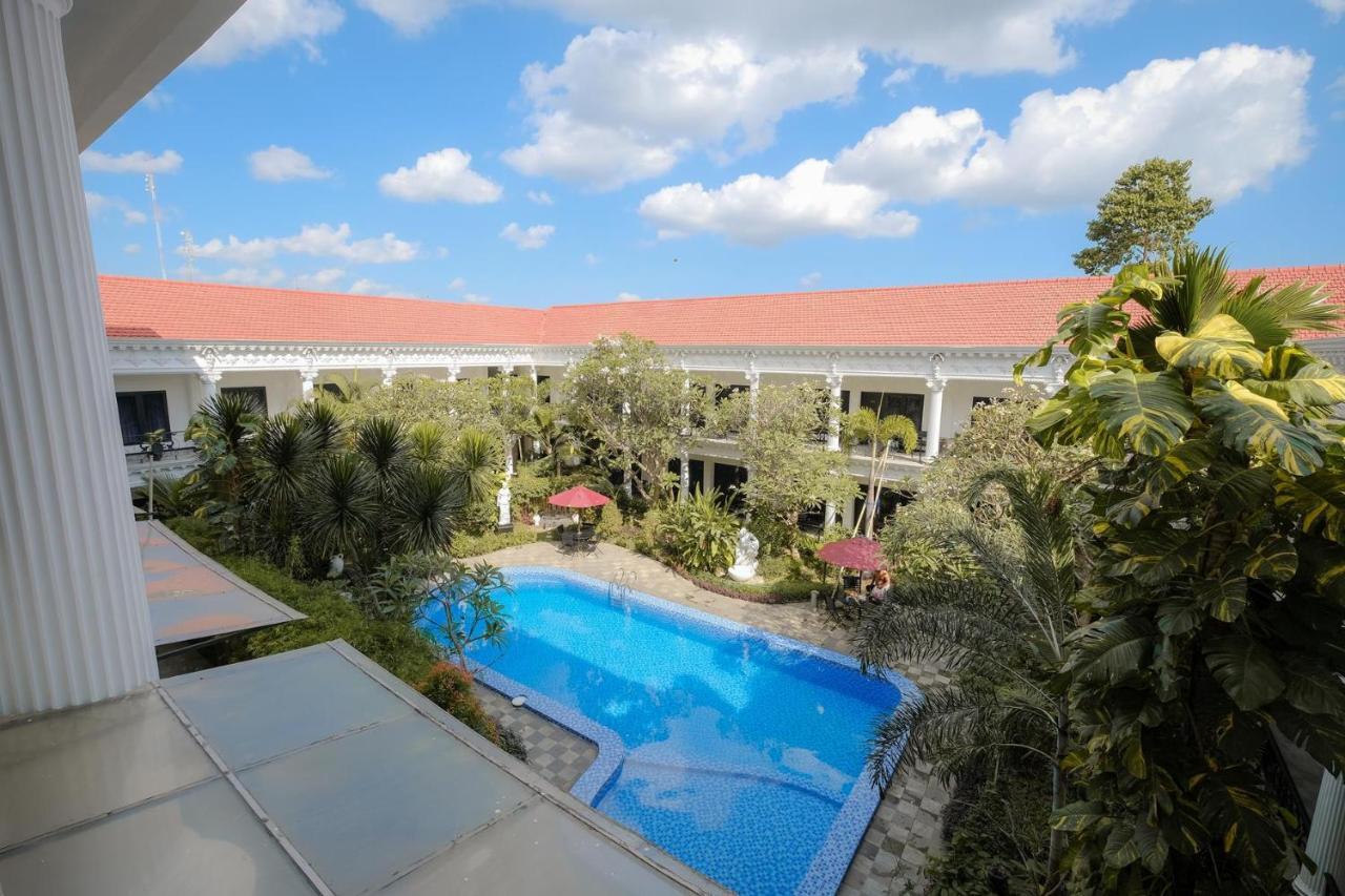 The Grand Palace Hotel יוגיאקרטה מראה חיצוני תמונה
