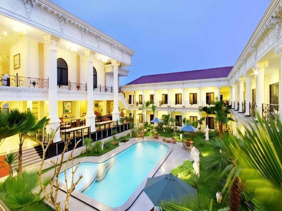 The Grand Palace Hotel יוגיאקרטה מראה חיצוני תמונה